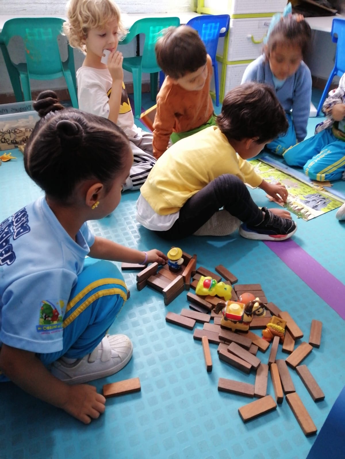Niños construyendo con bloques de madera